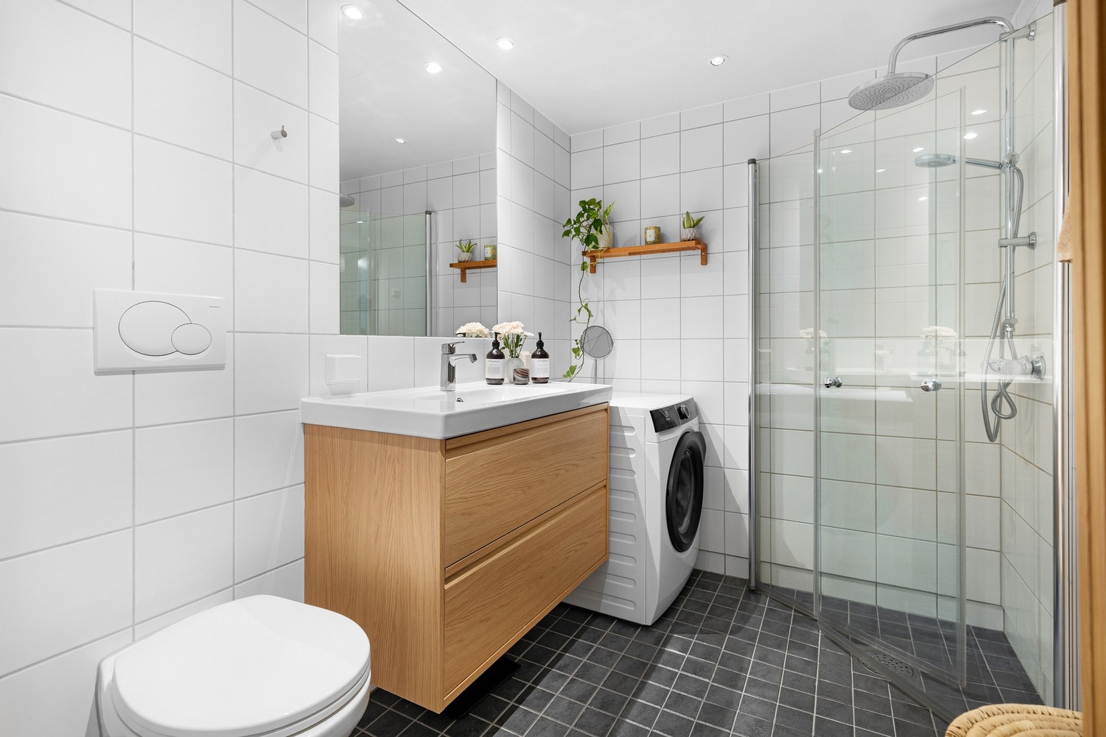 - Det prefabrikkerte badet ble oppgradert med blant annet ny benkeplate og servant, servantskap og nytt stikk i 2025 - Galleribilde