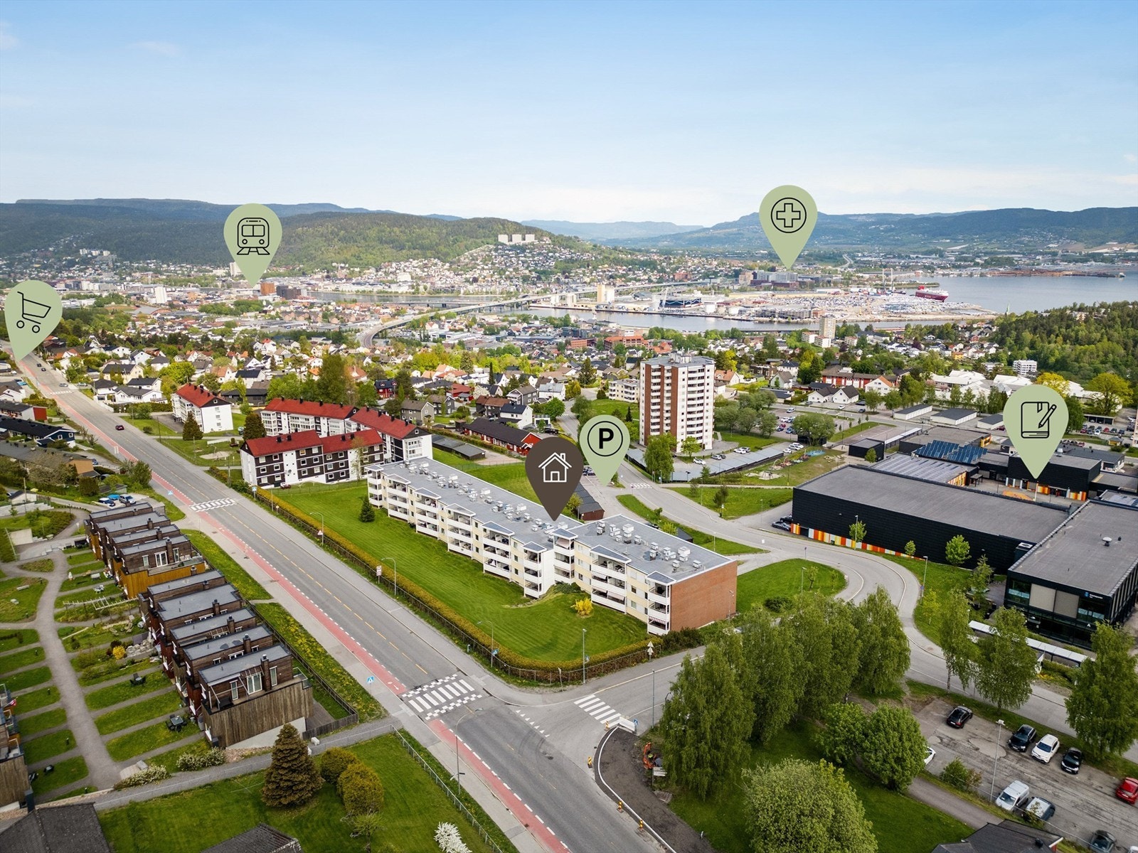 Kort gangavstand til barneskole, ungdomsskole, barnehager, idrettsanlegg, lekeplass, bibliotek og dagligvarebutikk. Galleribilde
