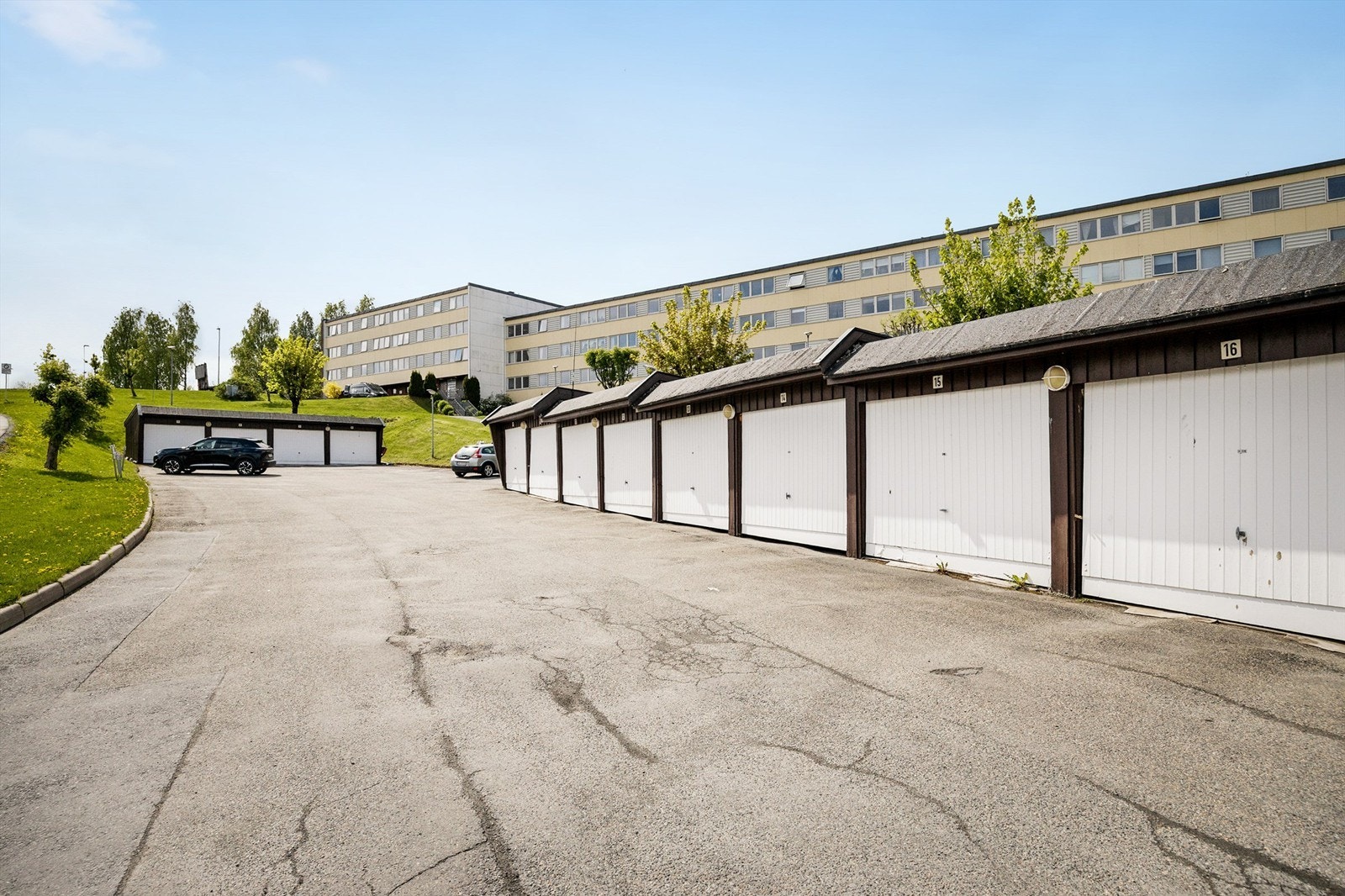 Borettslaget disponerer garasjeplasser etter ventelisteordning. Ved tildeling av garasjeplass innbetales et depositum på kr. 40.000,-. Galleribilde
