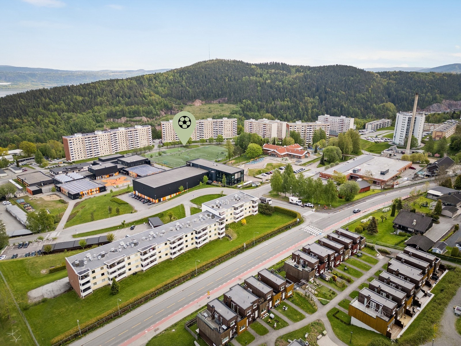 Kunstgressfotballbane i kort avstand fra leiligheten. Galleribilde