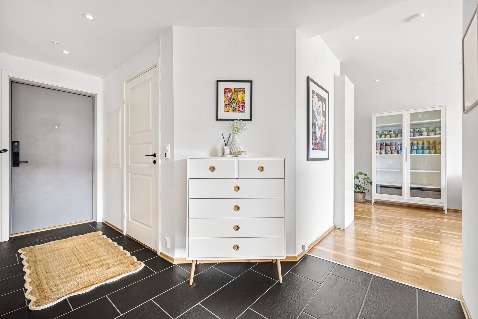 Romslig og innbydende entré med flislagt gulv og varmekabler. Tilgang til bad rett ved inngangsdøren. God oppbevaringsplass i stor skyvedørsgarderobe for sko og yttertøy. Galleribilde