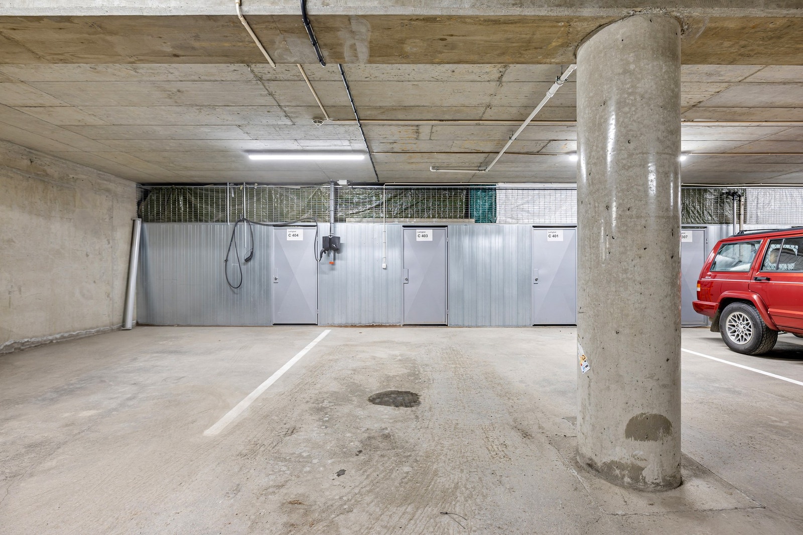 Leilighetens parkeringsplass har elbillader og en bod på 6 kvm i bakkant. Galleribilde