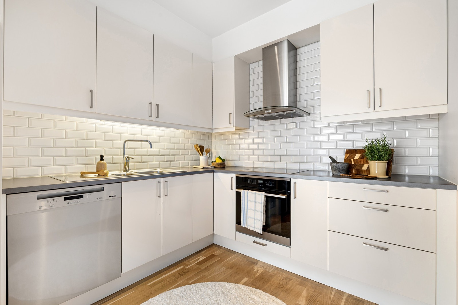 Kjøkken fra Sigdal med Integrerte hvitevarer fra Miele, består av oppvaskmaskin, stekeovn og platetopp. Frittstående kjøl-/fryseskap. Galleribilde