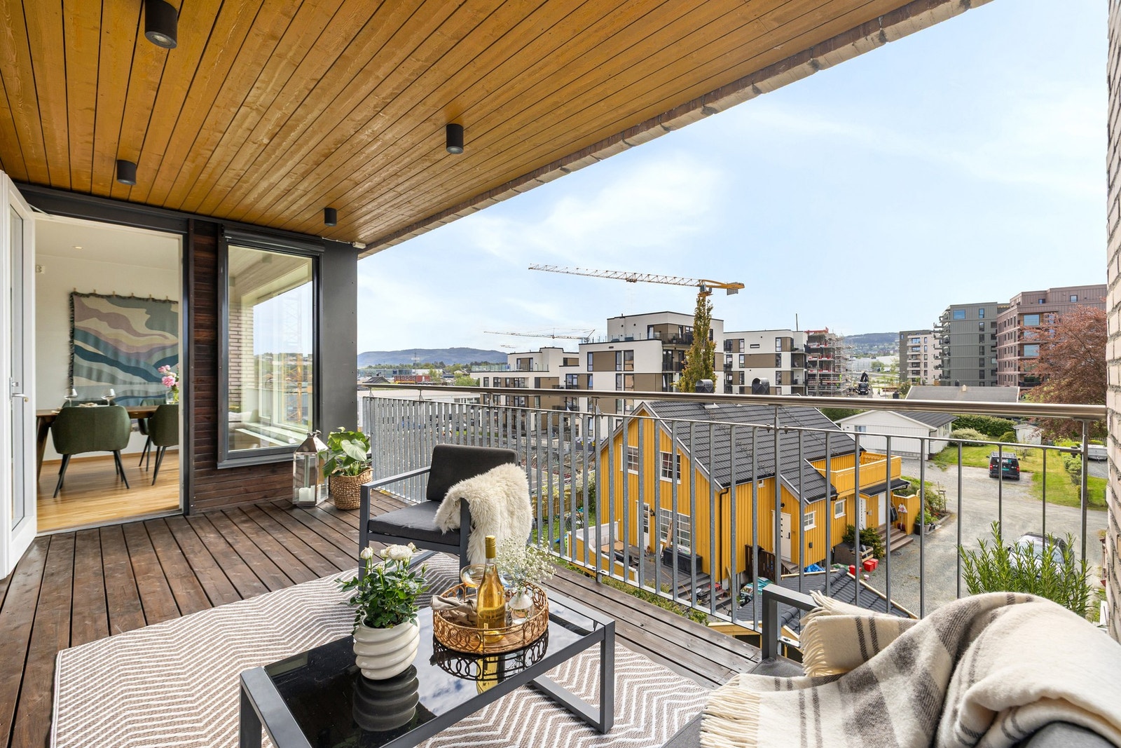 Spotter i taket sørger for stemningsfull belysning på kveldstid. Galleribilde