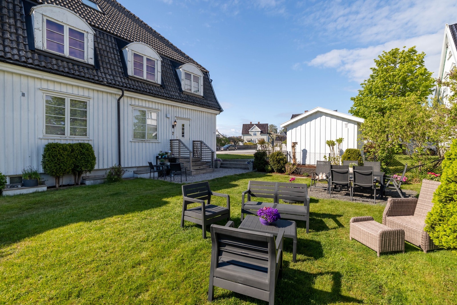 Stor felles, solrik hage med utemøblement til glede for beboerne. Galleribilde