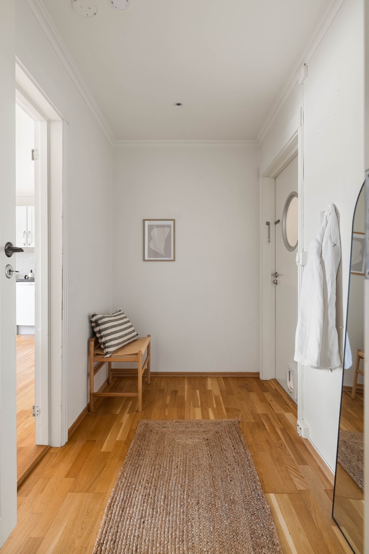 Trivelig entré med plass til å sette fra seg sko og yttertøy. Galleribilde