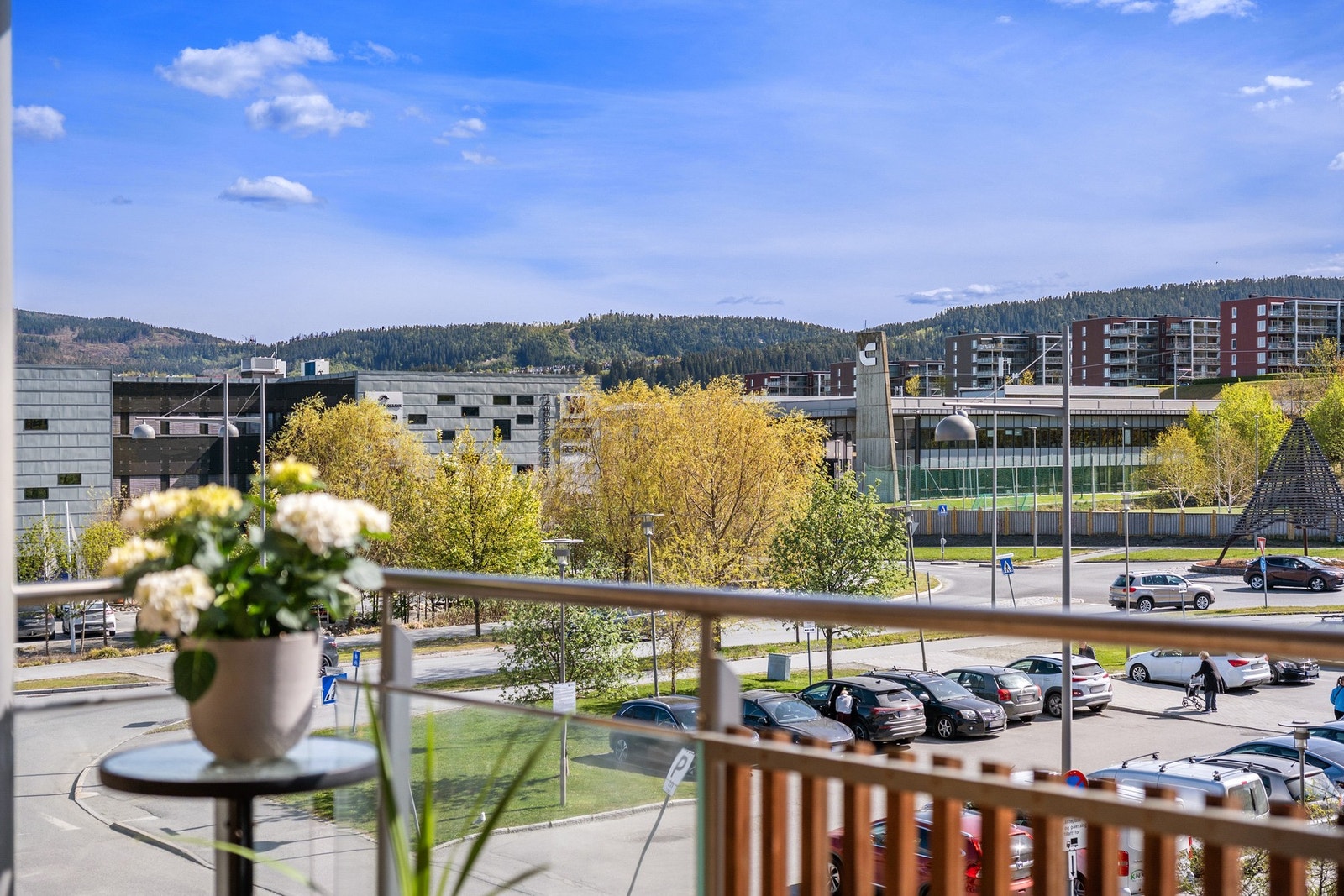 Leiligheten har lave felleskostnader som inkluderer bl.a internett og fjernvarme (oppvarming/varmtvann). Galleribilde