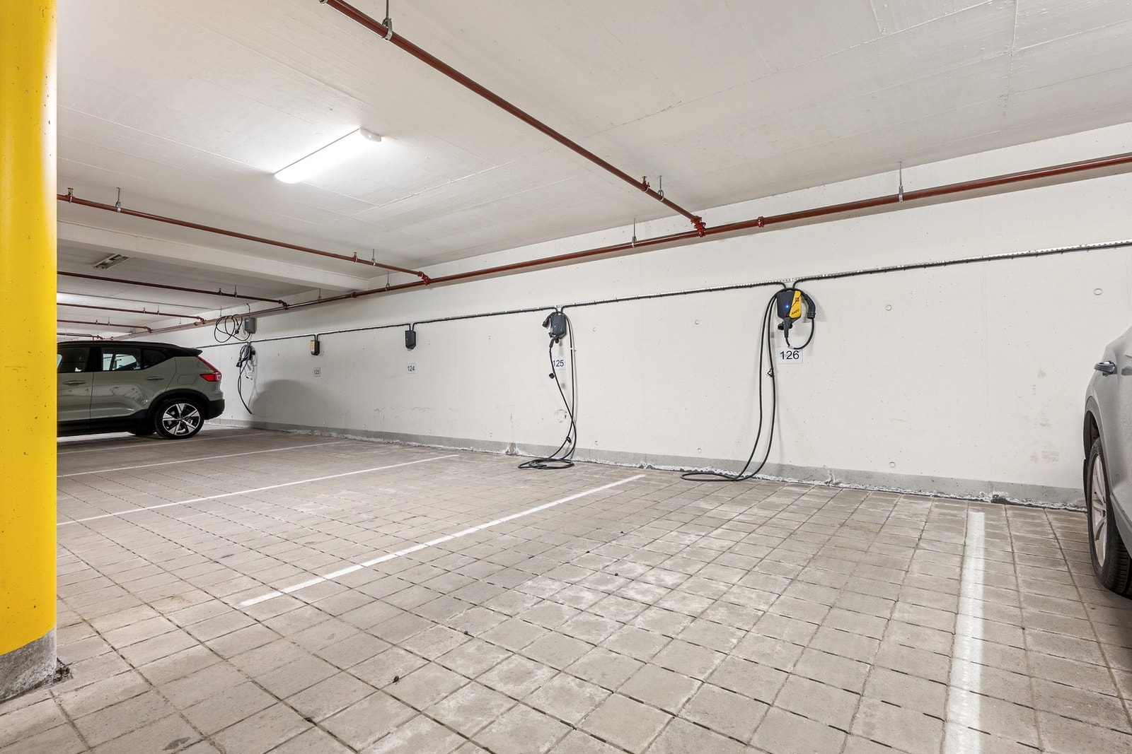 Egen p-plass m/elbillader i oppvarmet garasjekjeller. Her finner du også egen ekstern sportsbod på ca. 5 kvm. Galleribilde