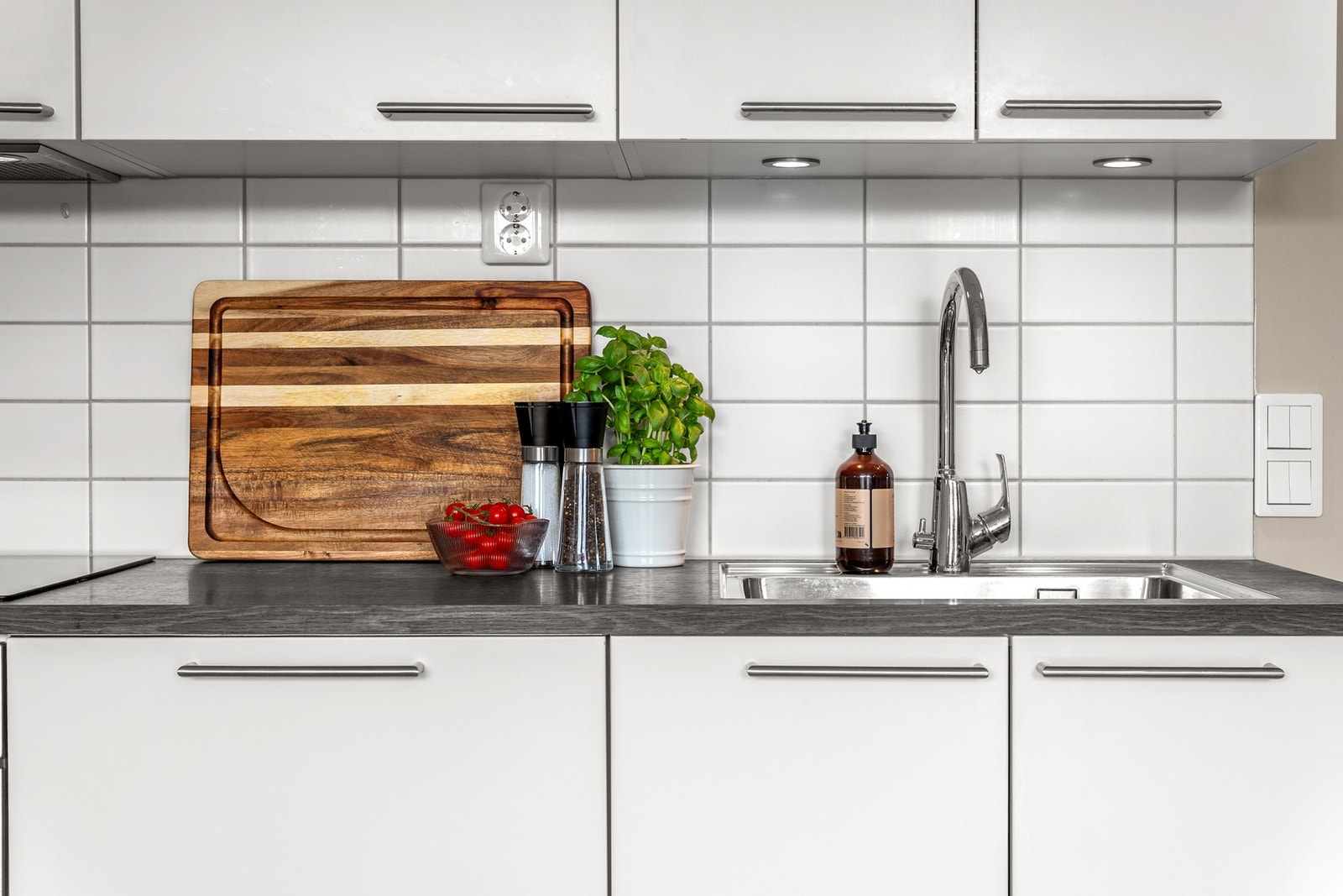 Kjøkkenet har innredning fra JKE Design, og kjøkkenventilatoren ble byttet i mai 2026. Galleribilde