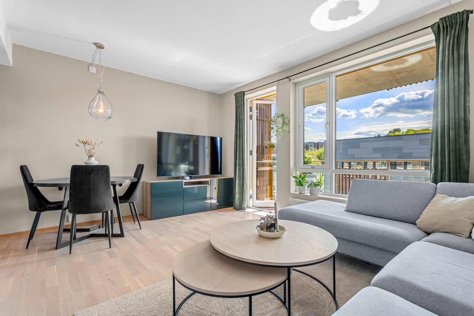 Store vindusflater gir et godt lysinnslipp, og i kombinasjon med beliggenhet i byggets 3. etasje bidrar dette til en lett og luftig atmosfære. Galleribilde