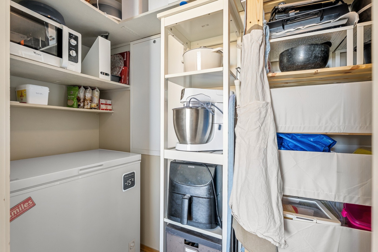 I direkte tilknytning til soverommet ligger leilighetens innvendige bod på ca. 3 kvm. Gode muligheter for walk-in closet, eller som praktisk lagringsplass. Galleribilde