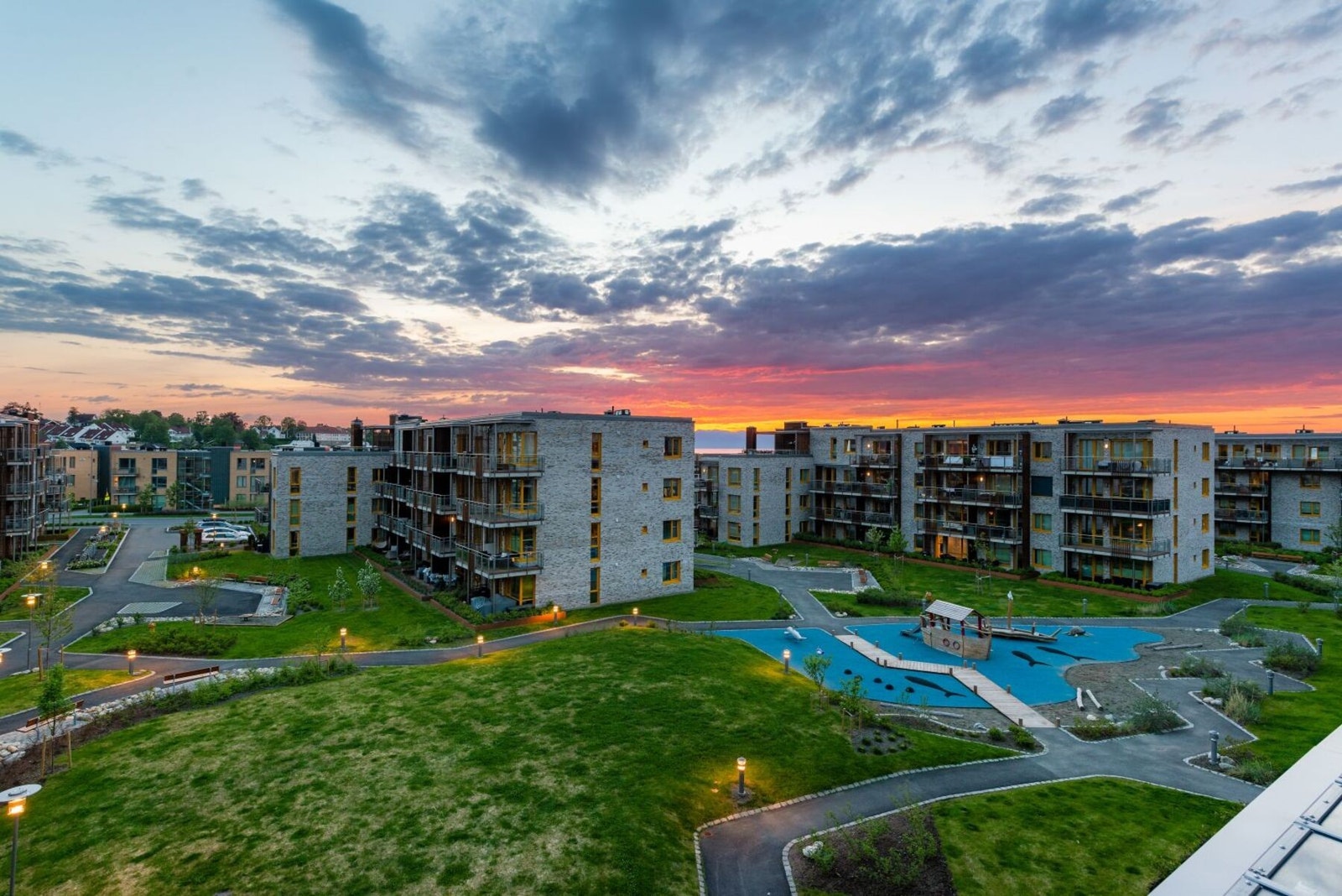 Fargespill på himmelen ved solnedgang. Galleribilde