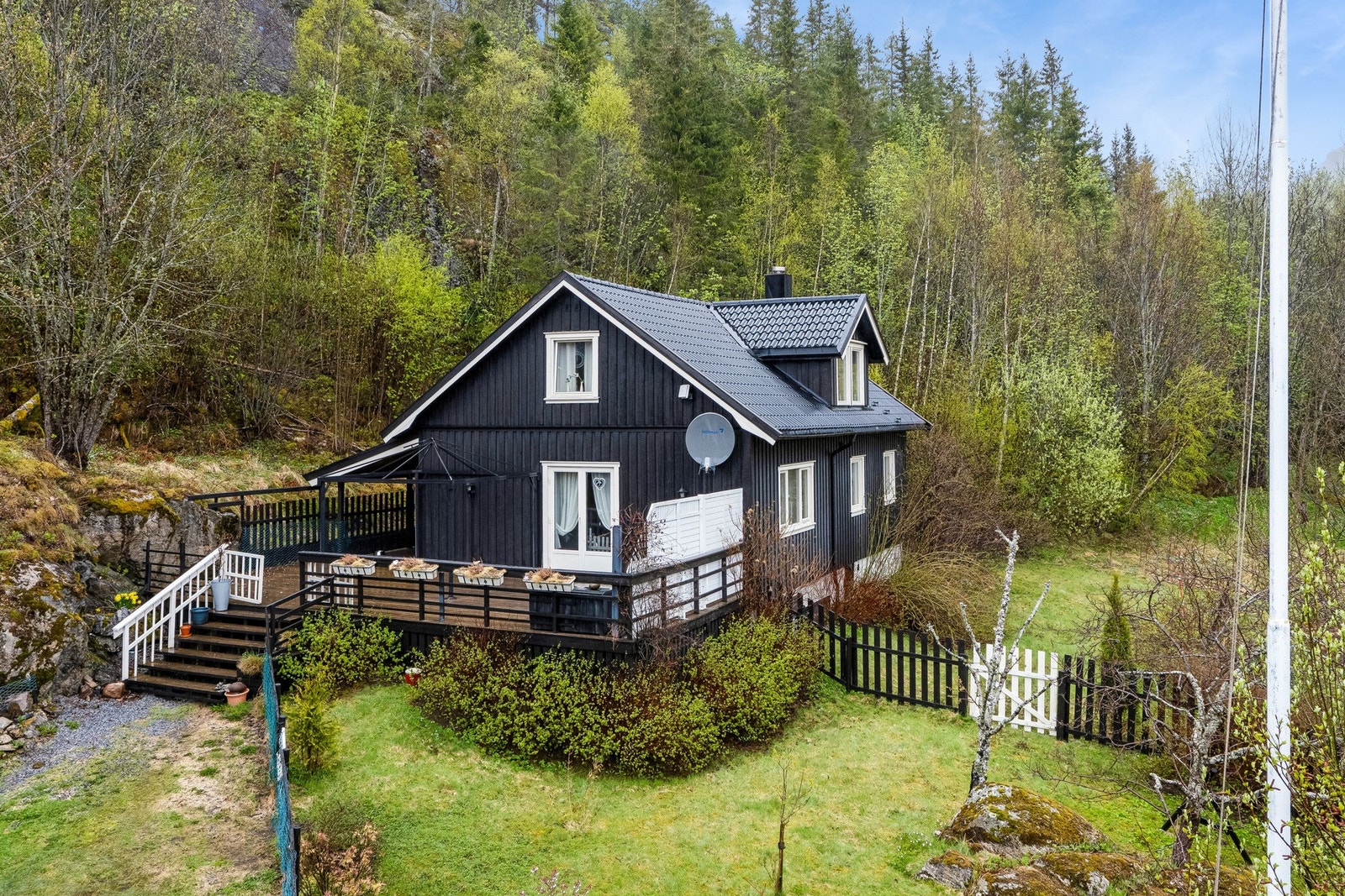 Eiendommen har en romslig tomt på 12,8 dekar beliggende i Altevegen på Otterøya. Galleribilde
