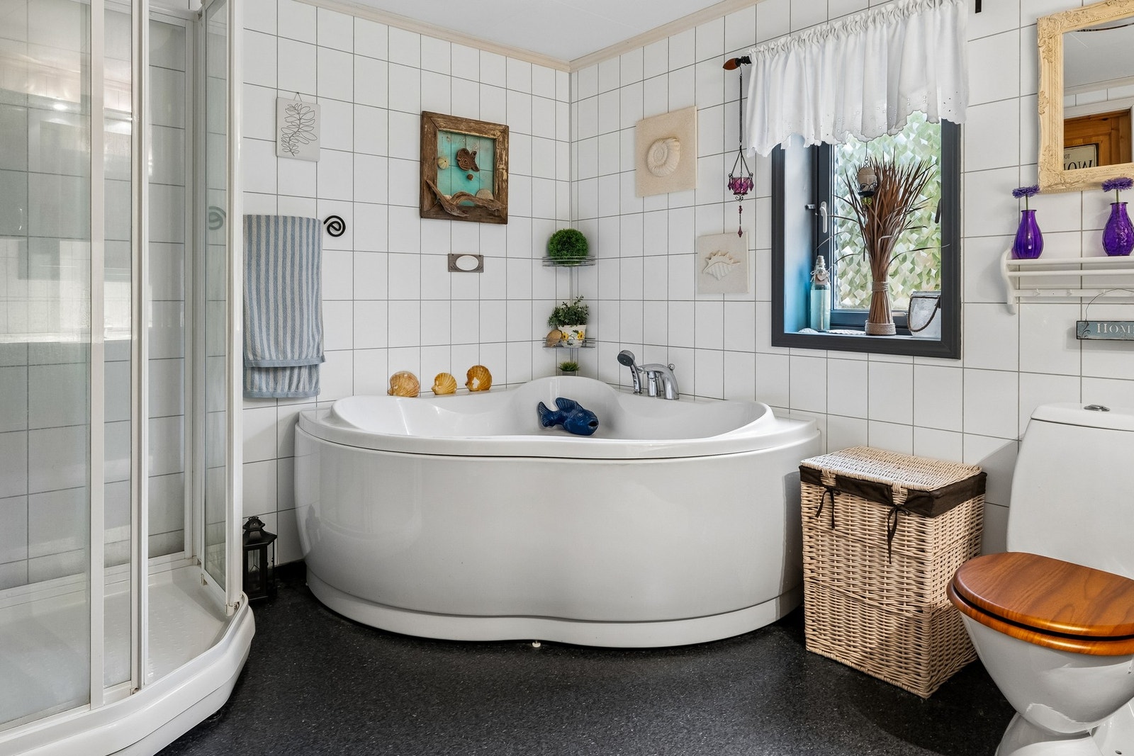 Det er elektrisk styrt vifte på bad/vaskerom. Galleribilde