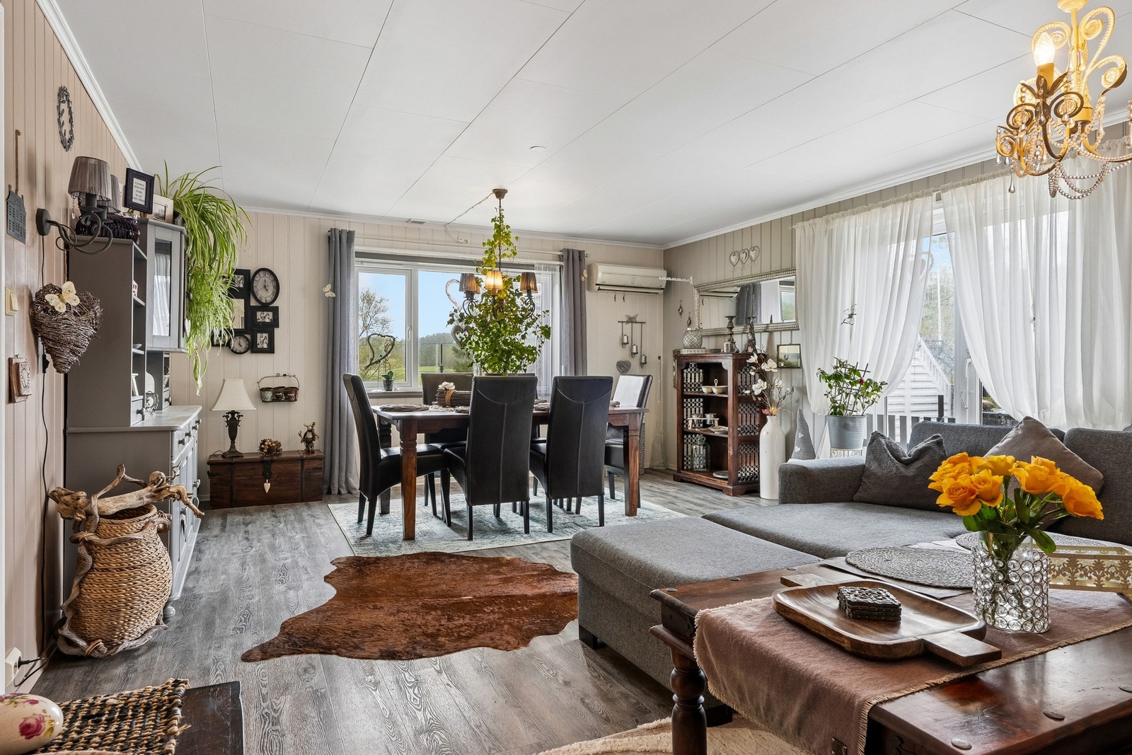 1. etasje består av vf, gang, kjøkken, stue, matbod og bad/vaskerom. Galleribilde
