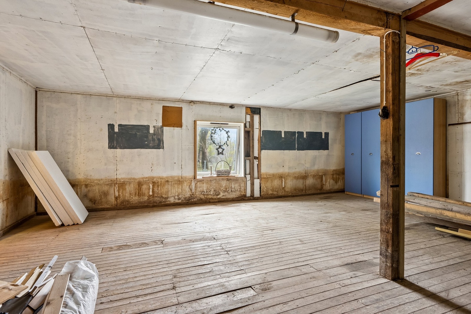 Rom i eldre driftsbygning. Bygget har god lagringskapasitet. Galleribilde