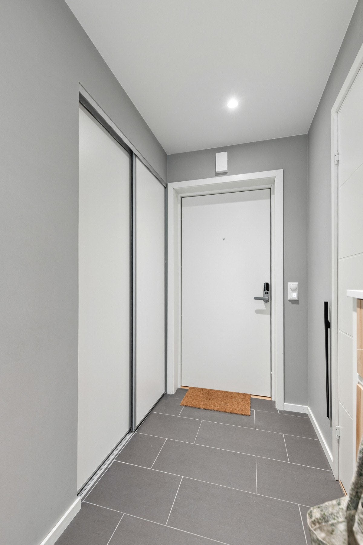 Det er plass til å oppbevare yttertøy og sko i skyvedørsgarderobe Galleribilde