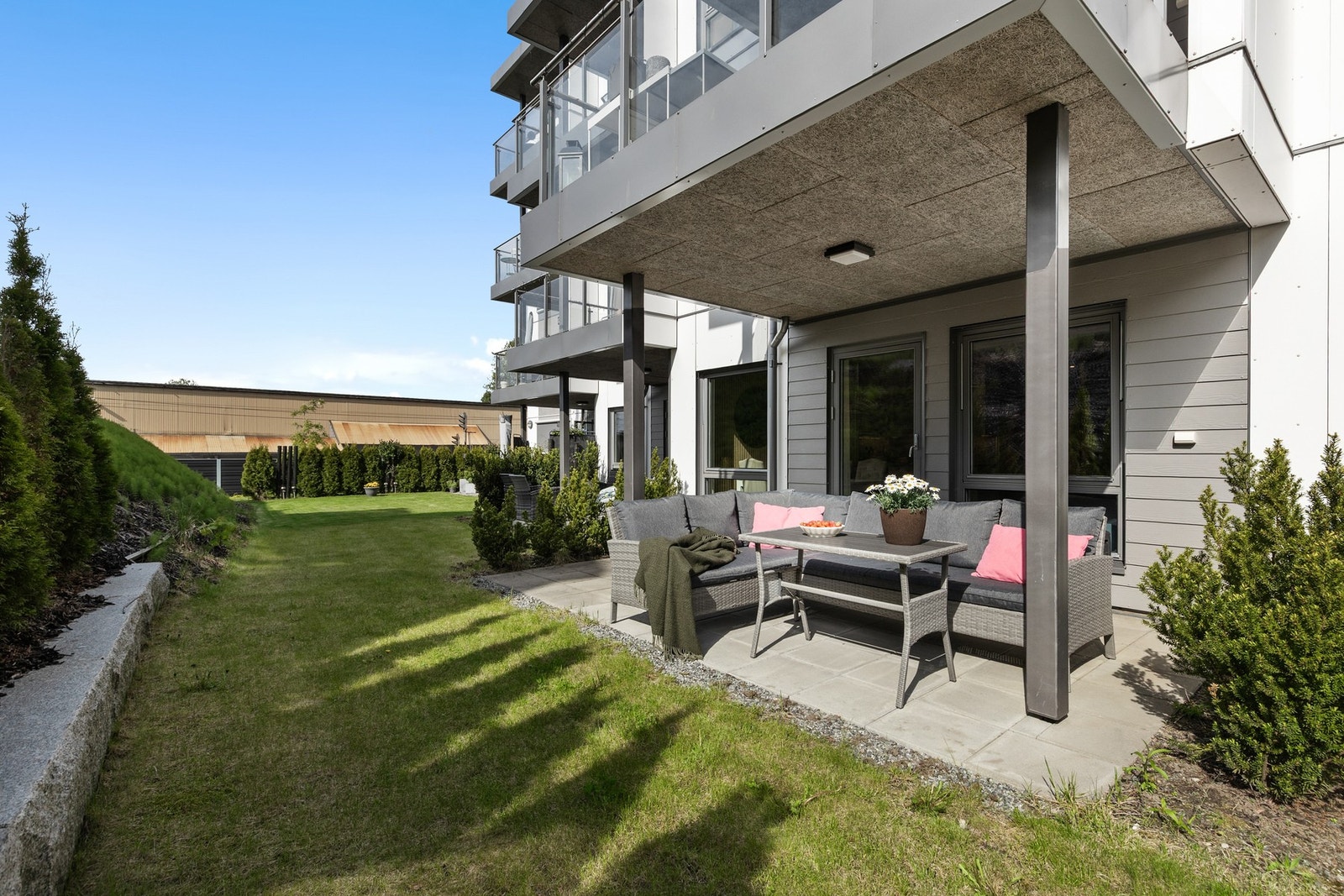 Fra stuen er det utgang til sørøstvendt, delvis overbygd platting på ca. 12 kvm Galleribilde