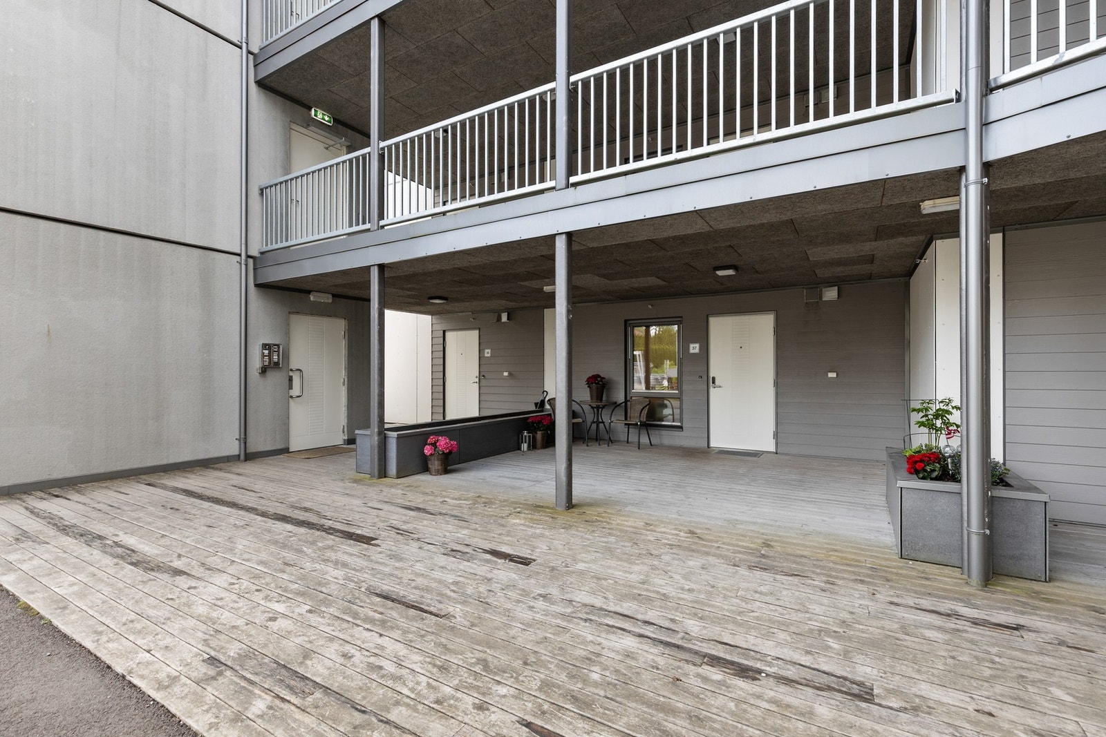Enkel adkomst til leiligheten via et hyggelig og overbygd inngangsparti Galleribilde