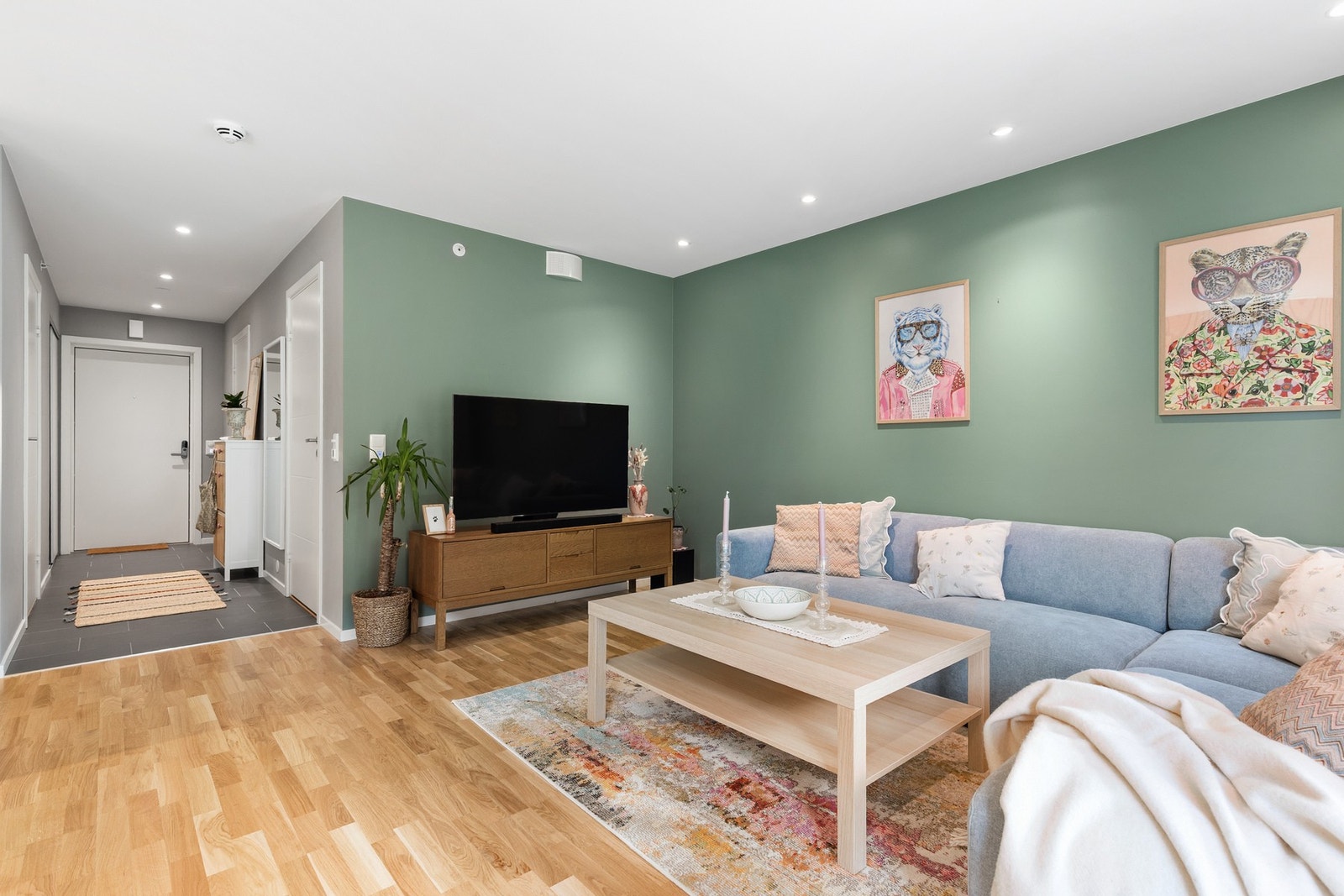 Det er fin plass til sofa, tv-møblement og spisebord i forbindelse med kjøkkenet Galleribilde