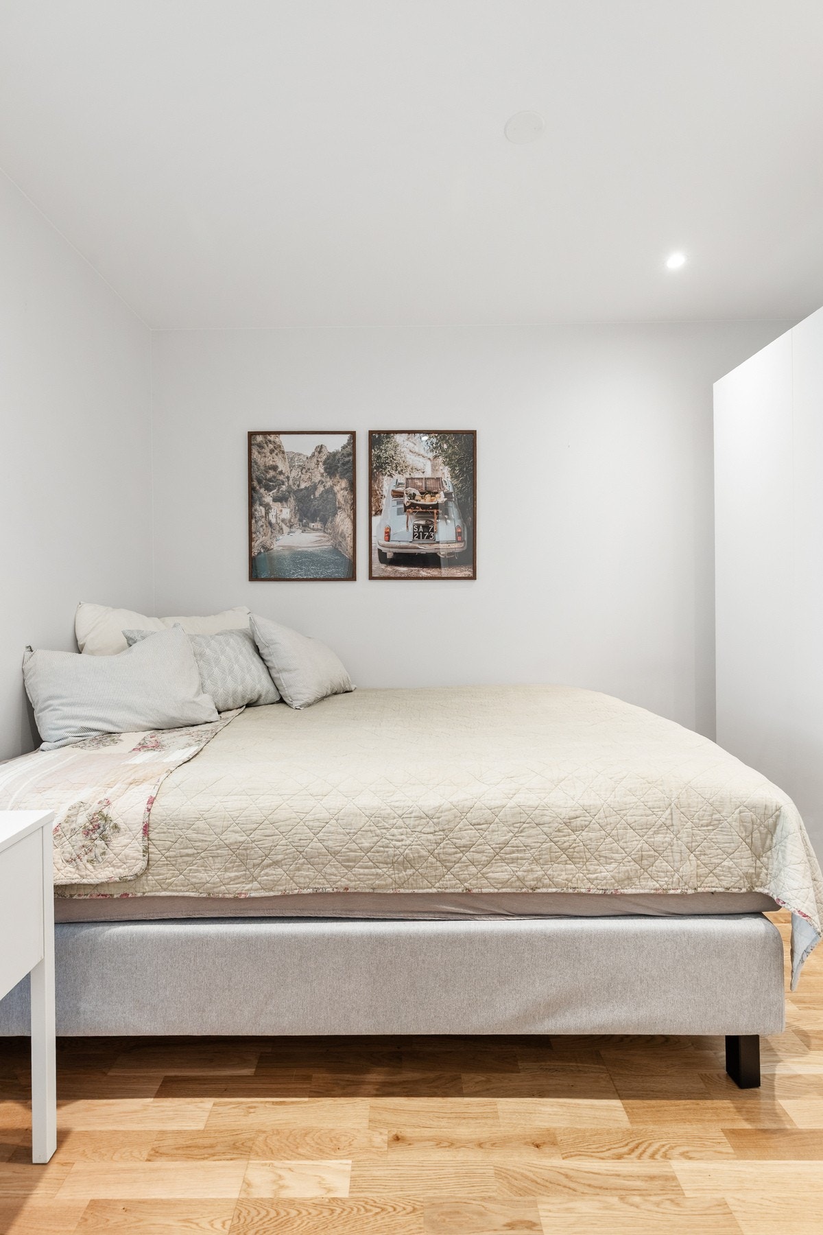 Rommet har fin plass til seng og nattbord Galleribilde