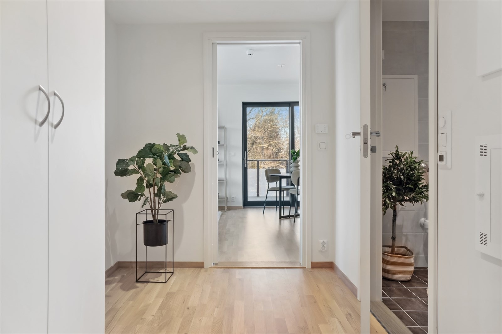 Det er gode oppbevaringsmuligheter i garderobe i gang. Galleribilde
