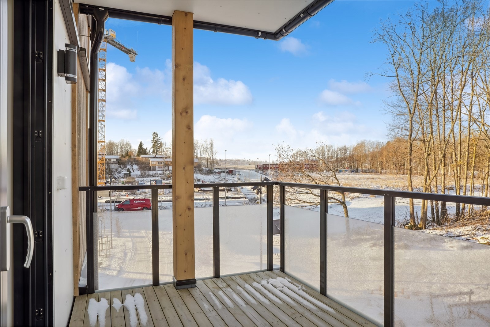 Parkering i gate etter gjeldende regler. Galleribilde