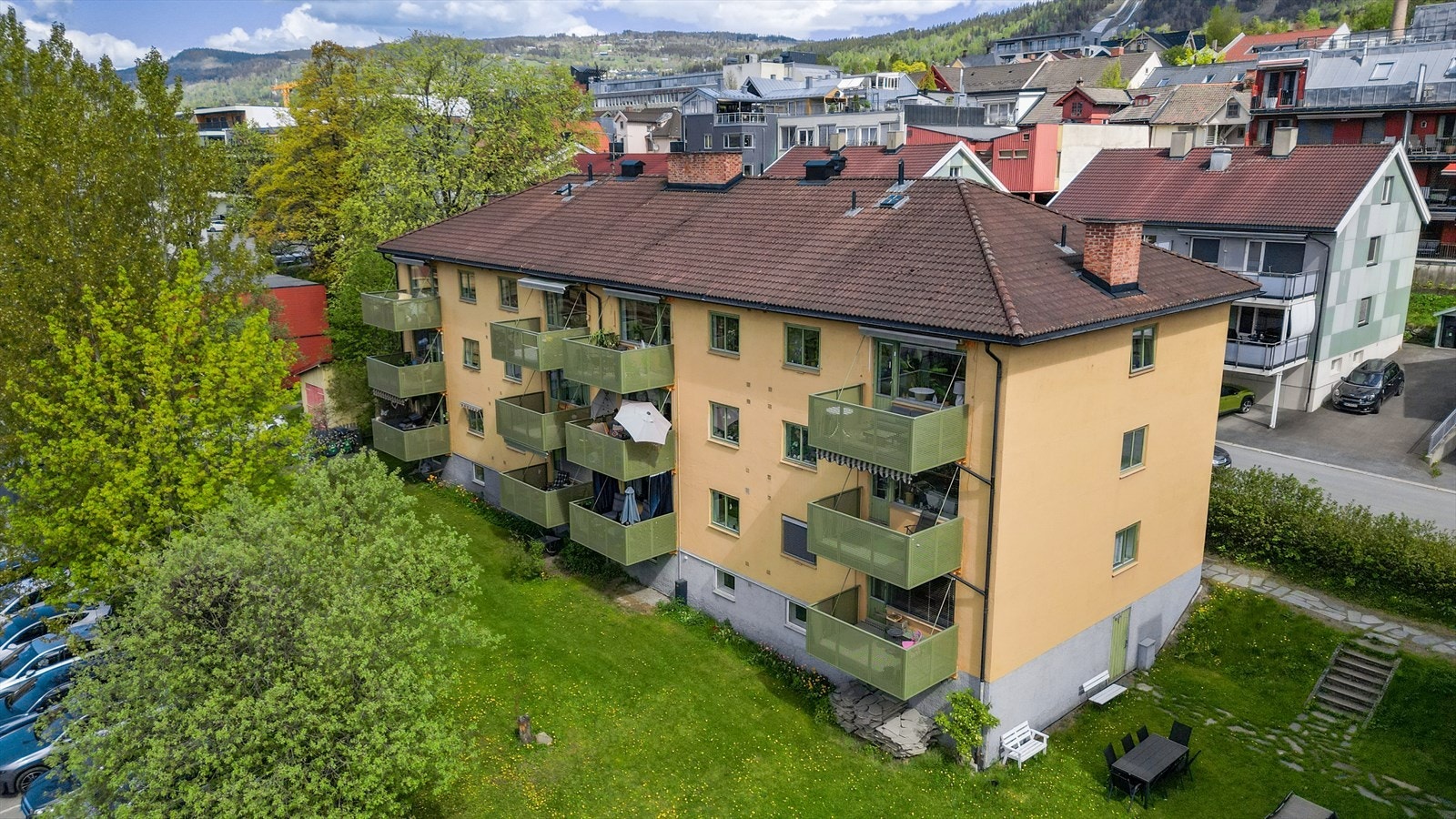 Eiendommen har asfaltert gårdsplass og grøntarealer. Galleribilde