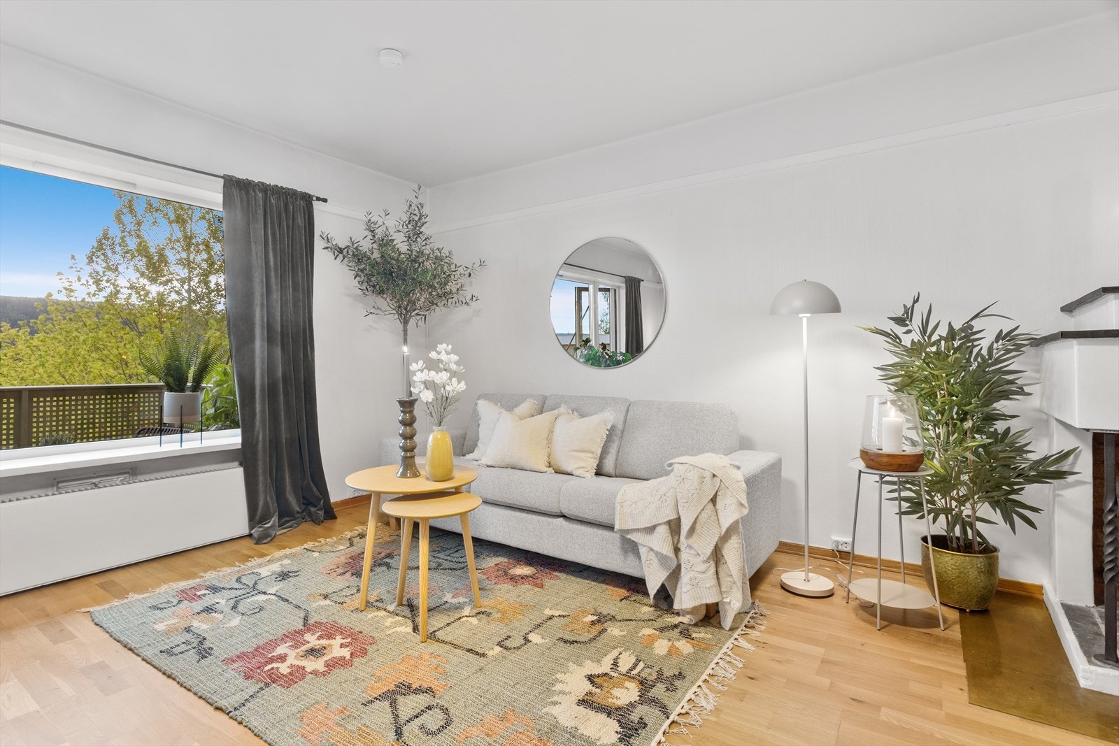 Det er god plass til både sofagruppe og spisebord i den åpne stue/kjøkkenløsningen. Galleribilde