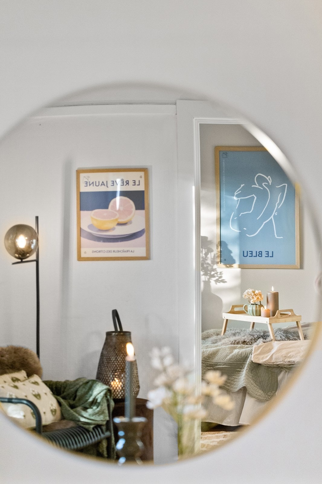 Speilbilde som viser forbindelsen mellom stue og soverom. Galleribilde