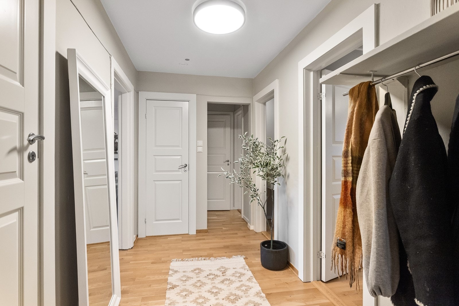 Gjennomgående parkett på gulv i de fleste oppholdsrom. Galleribilde