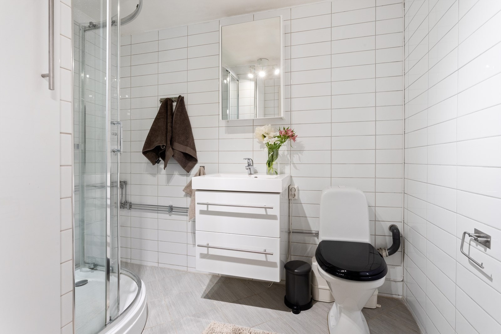 Det andre badet er fra samme år, med dusjkabinett, servantinnredning og gulvvarme. Galleribilde