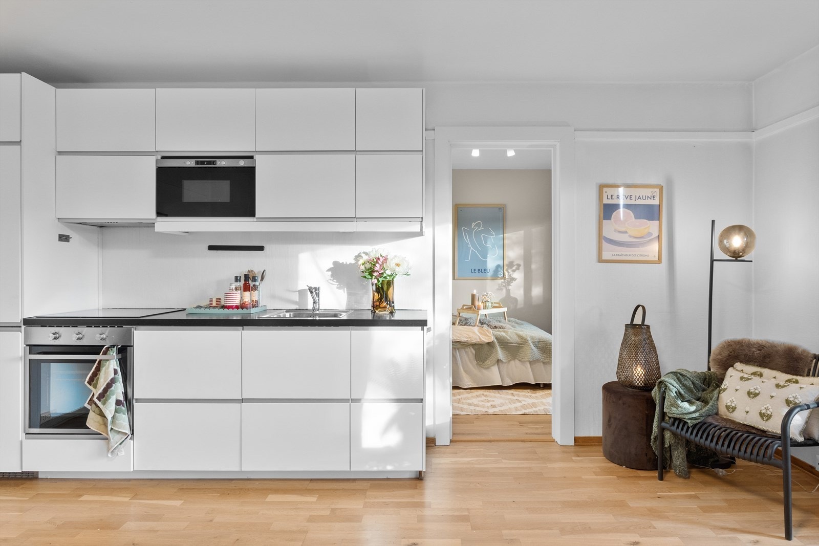 Kjøkkeninnredningen fra 2014 har glatte fronter og integrerte hvitevarer som kjøl/frys, oppvaskmaskin og komfyr. Galleribilde