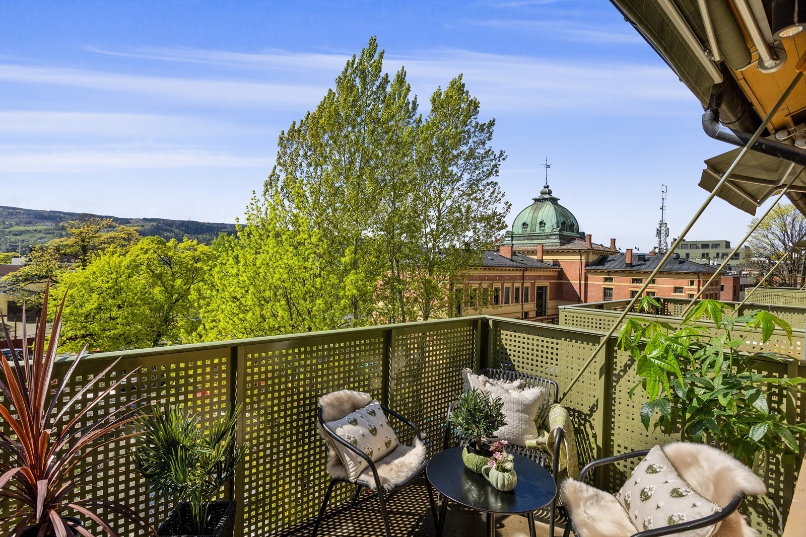 Balkongen har plass til en hyggelig sittegruppe. Galleribilde