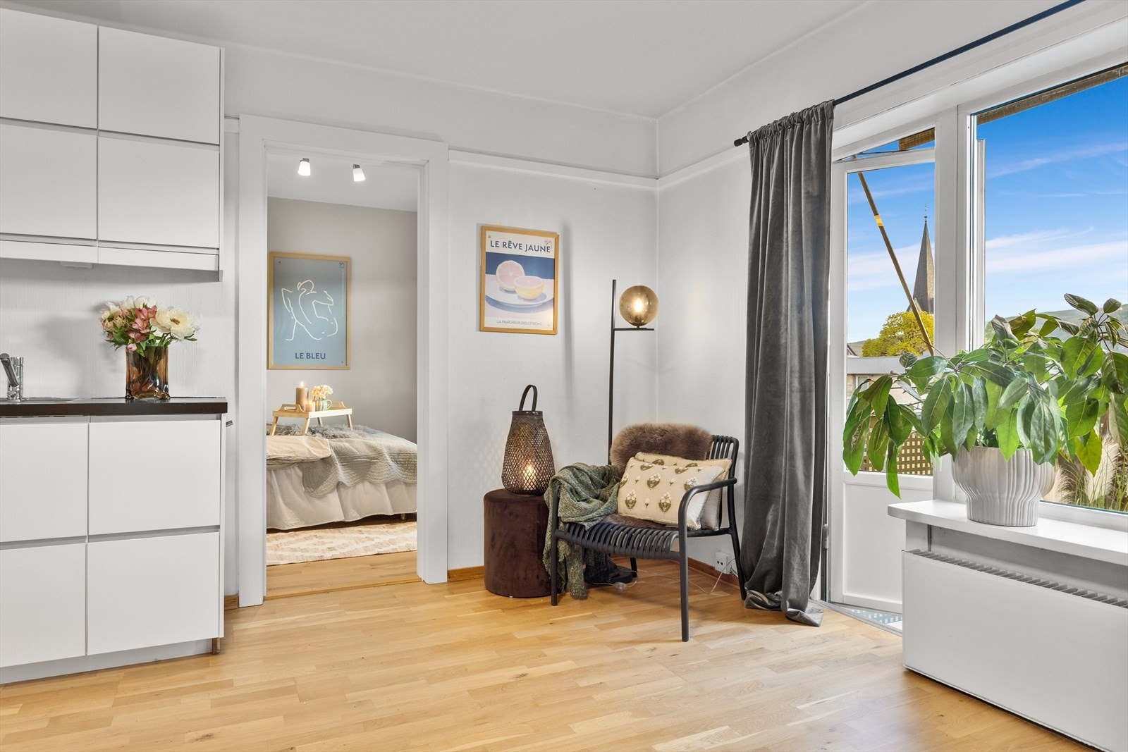 En liten krok i leiligheten som kan brukes som en lesekrok eller et lite kontorhjørne. Galleribilde