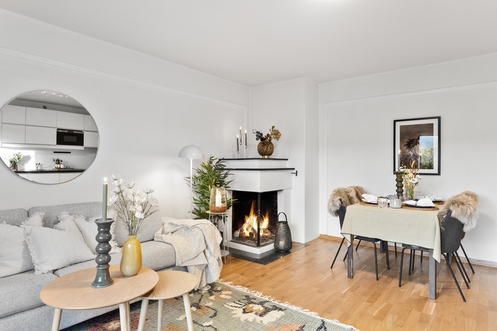 Det er også en åpen peis i stuen. Galleribilde