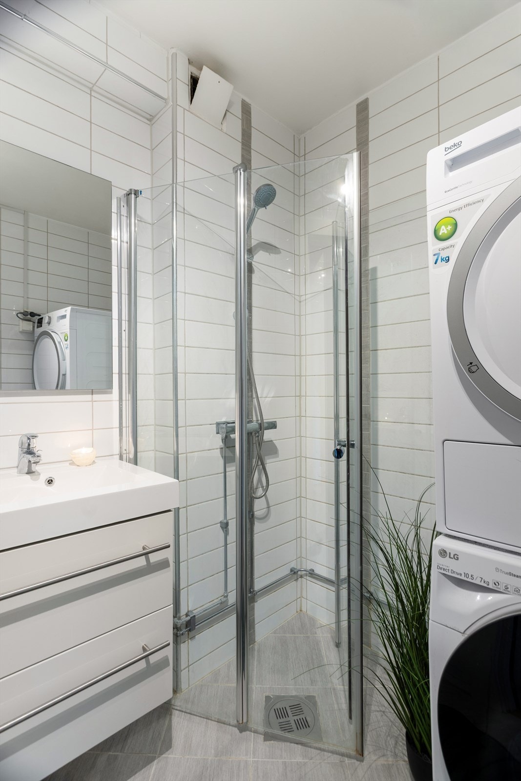 Badet ble oppgradert i 2014 og har fliser på gulv og vegger, gulvvarme og opplegg for vaskemaskin. Galleribilde