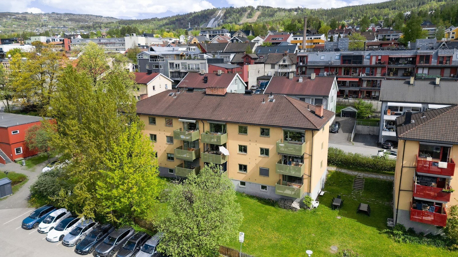 Blokken ligger i et etablert boligområde med nærhet til det meste du trenger i hverdagen. Galleribilde