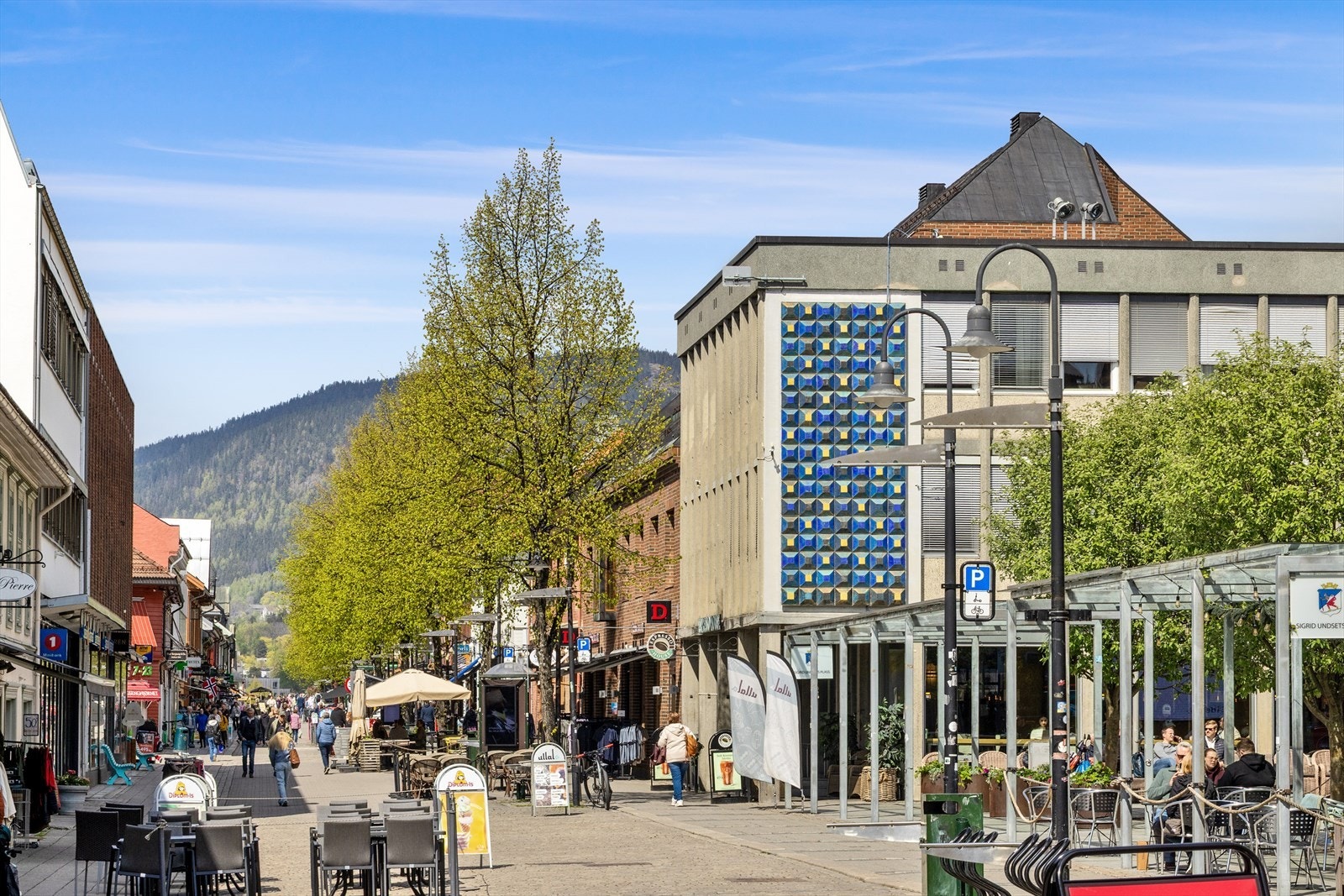 Fra leiligheten er det gangavstand til Storgata med et yrende liv av butikker, restauranter og kafeer. Galleribilde