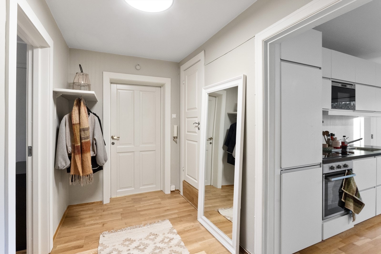 Gangen har plass til å henge fra seg yttertøy. Galleribilde
