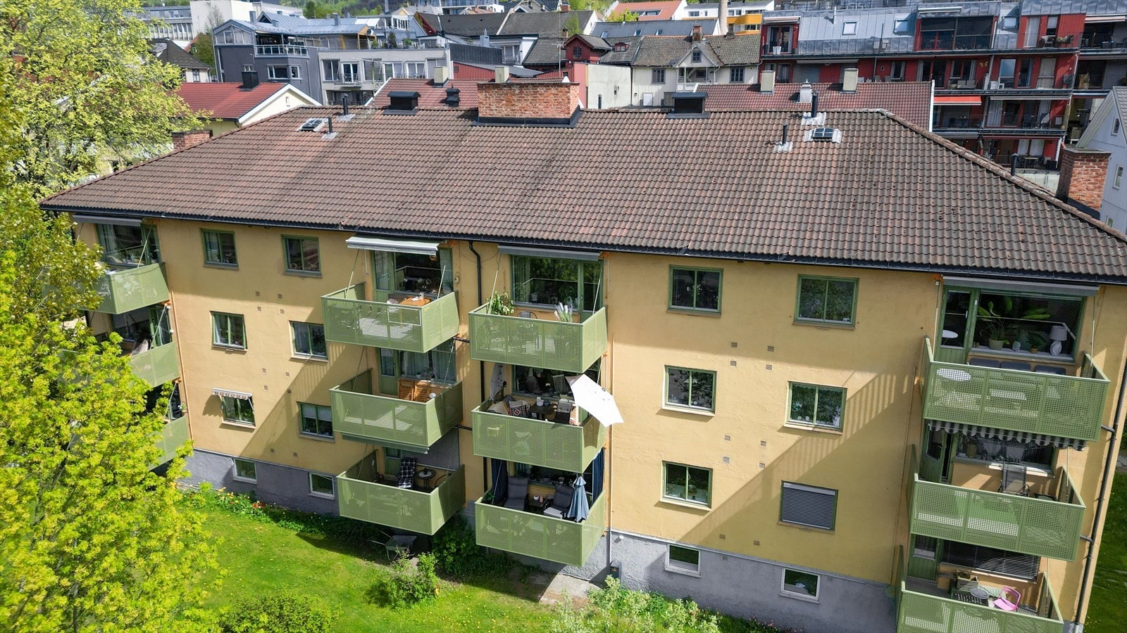 Fasaden mot vest med leilighetens balkong. Galleribilde