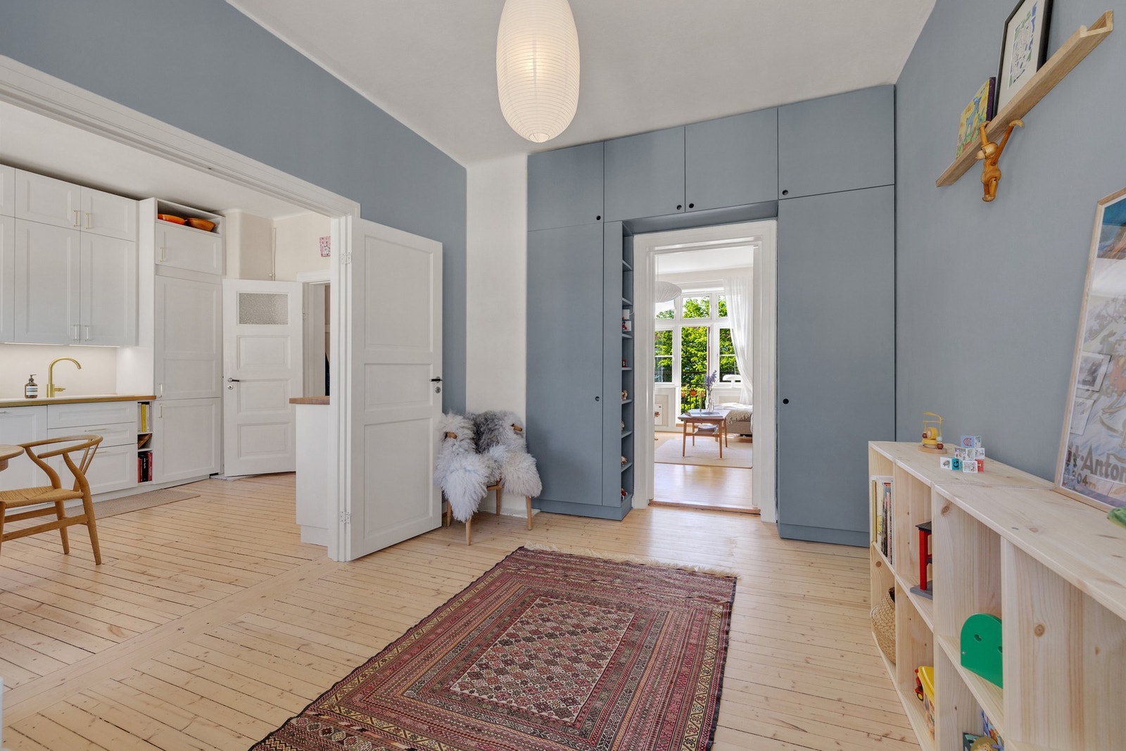 Rommet vender mot øst og får et mykt morgenlys som gir en rolig start på dagen. Galleribilde