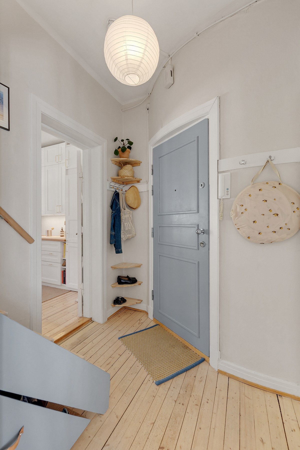 Entréen ønsker deg velkommen til en lys og innbydende leilighet med imponerende takhøyde på ca. 2,86-2,88 m i hovedetasjen. Galleribilde