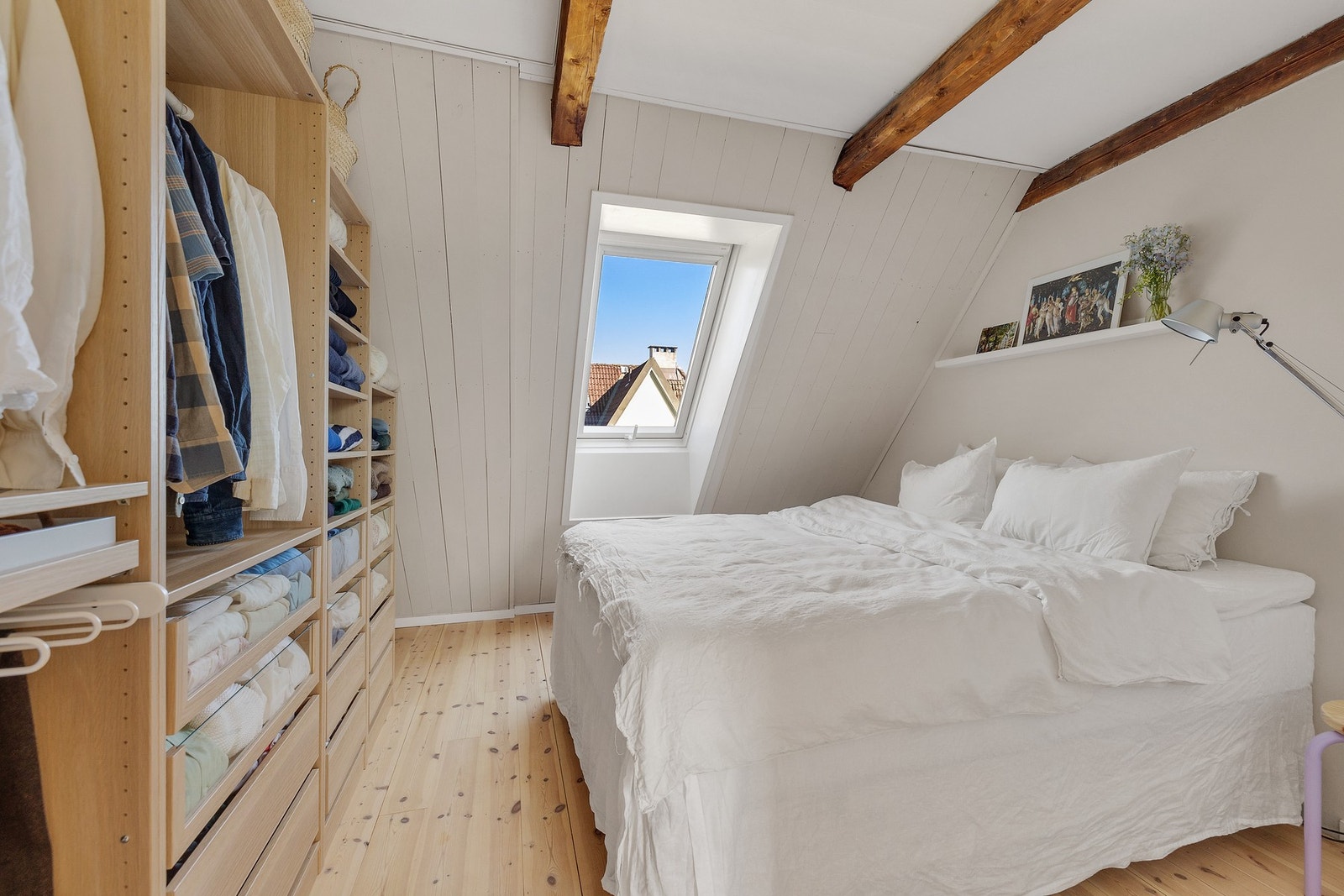 Loftssoverommet har en rolig og skjermet atmosfære som gjør det til et perfekt hovedsoverom, ungdomsrom eller gjesterom. Galleribilde