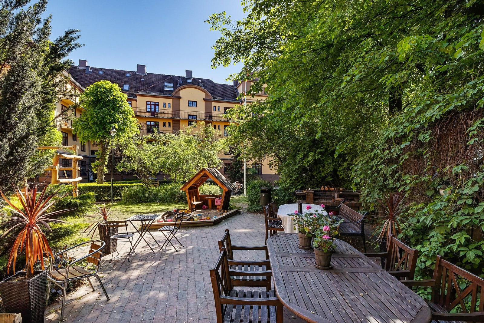 Her er det grillområde, lekeapparater, beplantning og trygge, inngjerdede omgivelser. Galleribilde