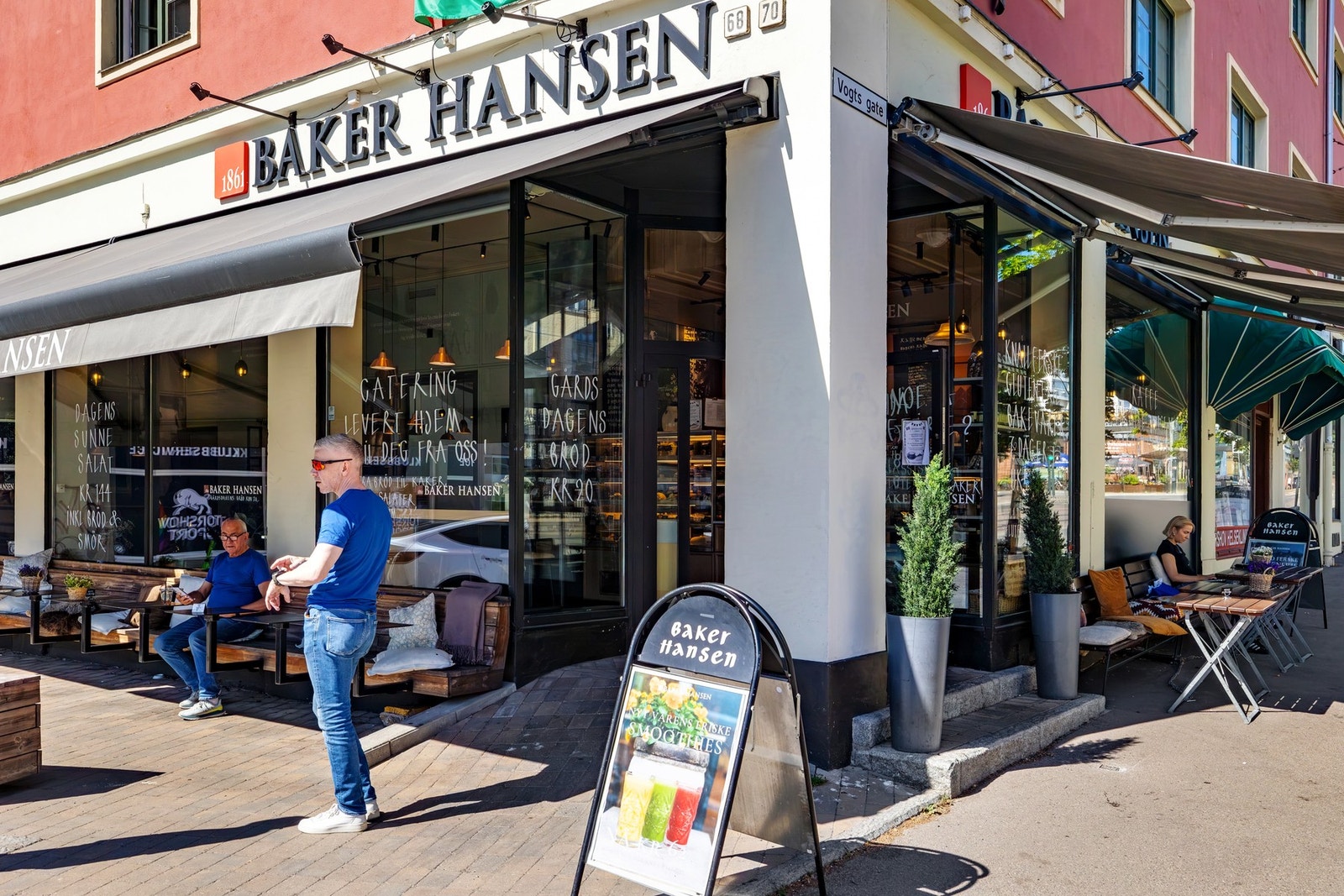 Det er en rekke kafféer, butikker, spisesteder og andre tjenester i nærområdet. Galleribilde