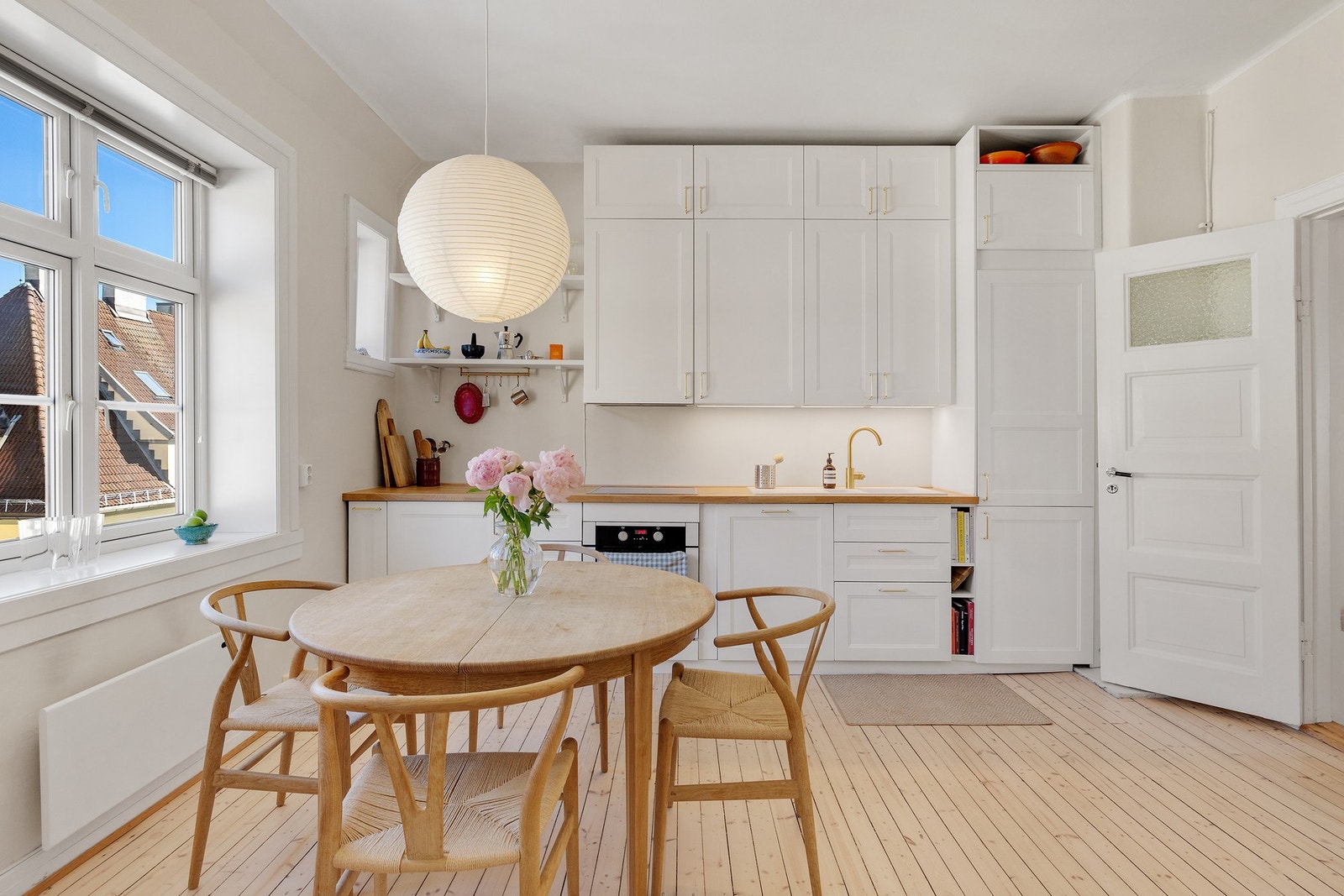 Innredningen fra 2020 har profilerte fronter og laminat benkeplate med heltrebelegg som gir et lunt og tidløst uttrykk. Galleribilde