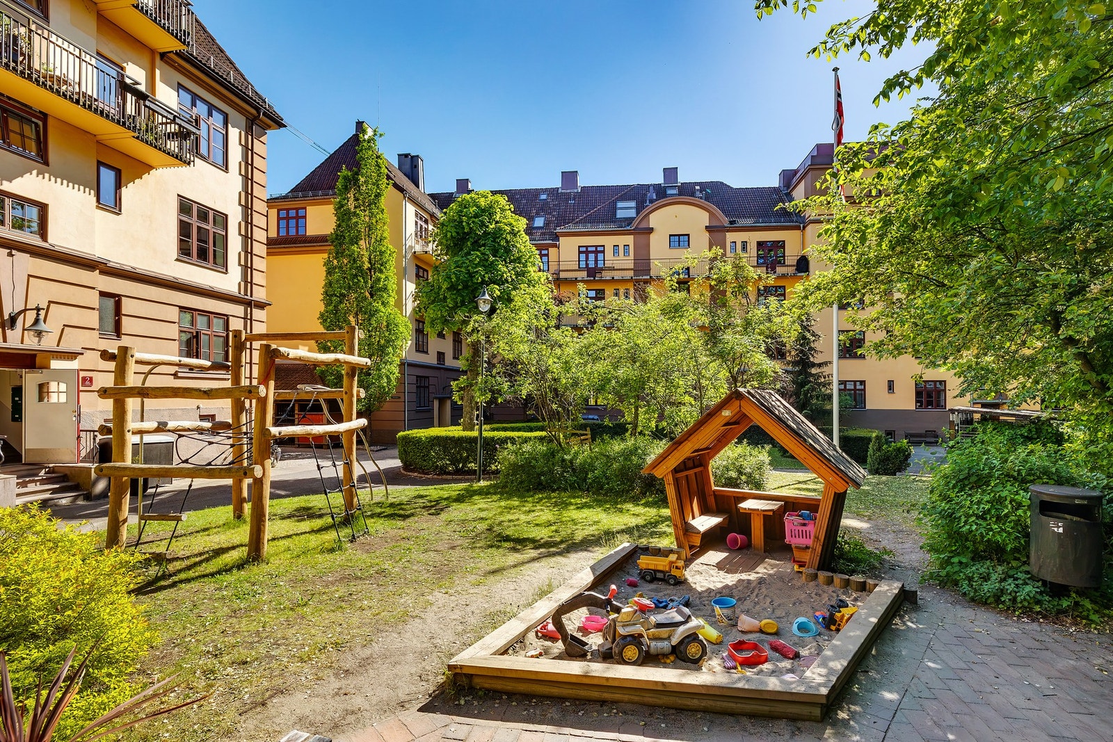 Bakgården er et sted både barn og voksne trives. Galleribilde
