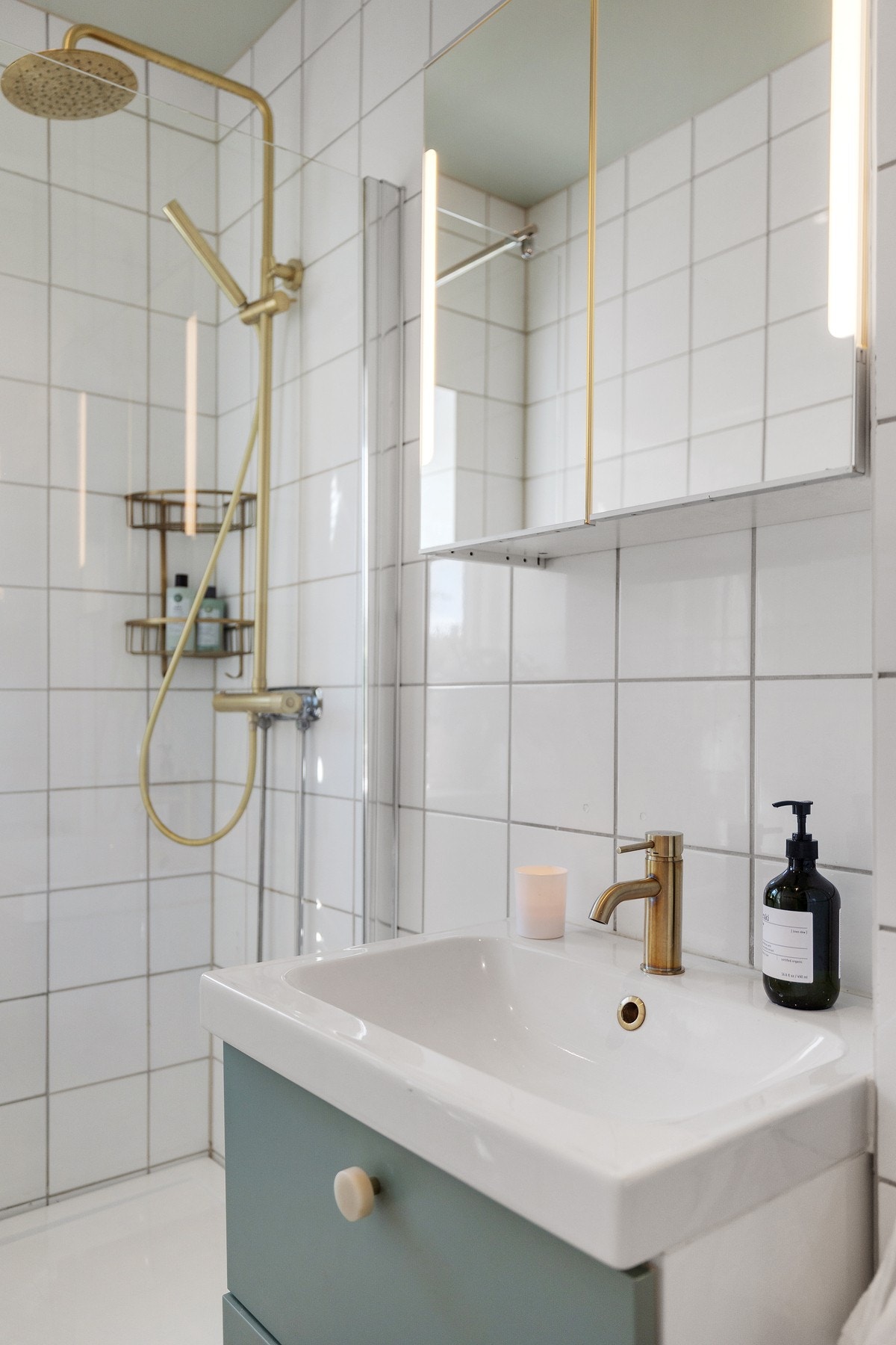 Her får man et stilrent bad med behagelige varmekabler på gulv. Galleribilde