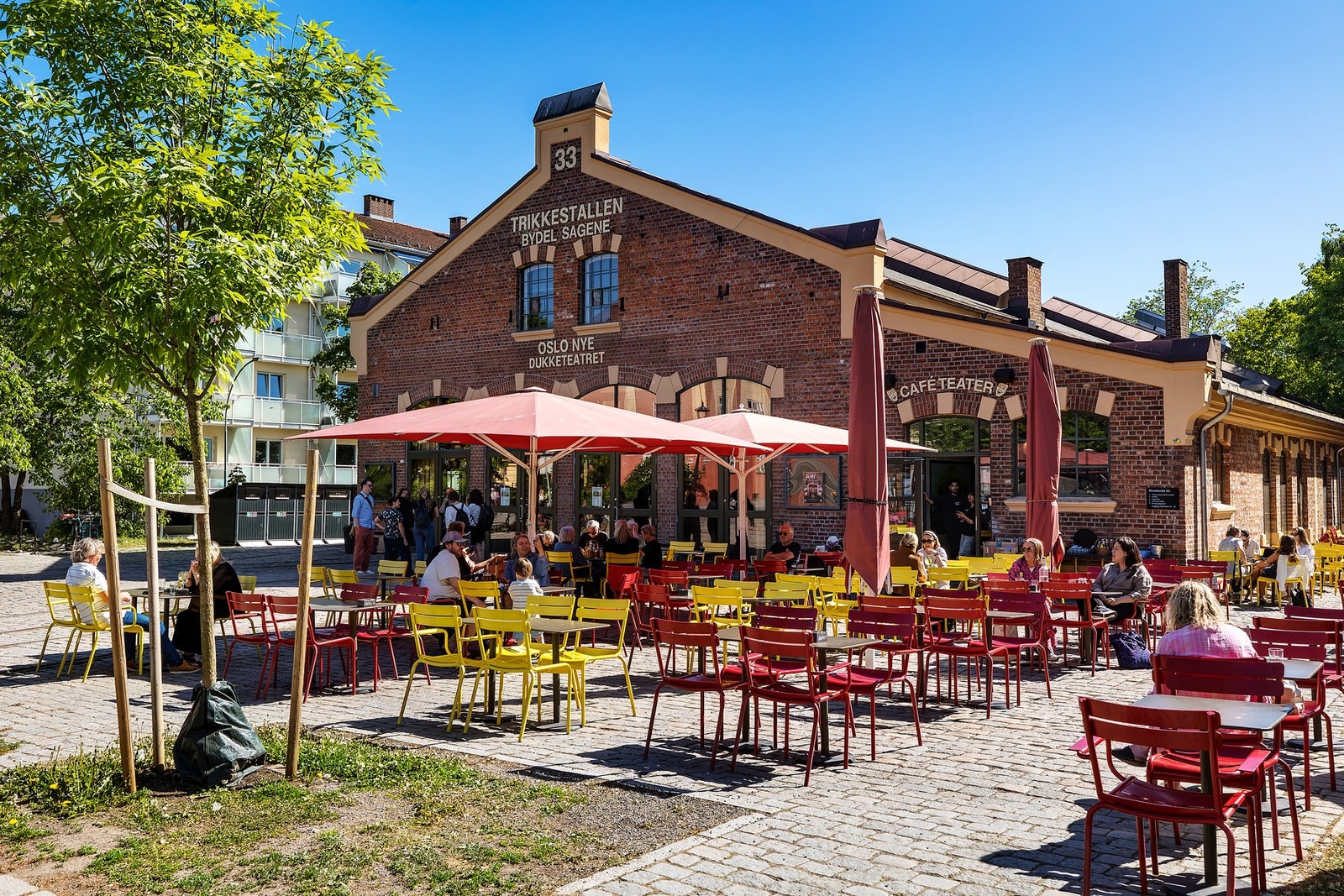Trikkestallen med oppsetninger, teater, bar og brasserie ligger rett i nærheten. Galleribilde